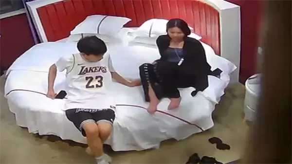 高校篮球队长偷情小迷妹 情趣酒店摄像头实录 狂干内射骚穴
