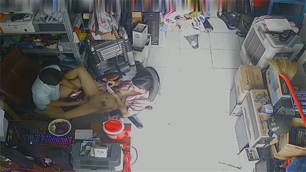 【偷拍流出】黑客破解维修店监控!夫妻激情野战被全程录制