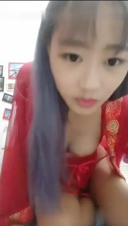 骚货欲求不满!巨乳女主播古装肚兜湿身诱惑 被炮友按在桌上狂插淫叫不停