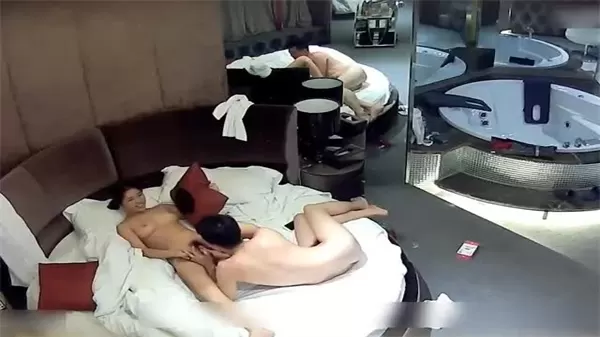 极品丰满少妇约情趣酒店，脱光光黑黝黝逼毛撩人欲望！