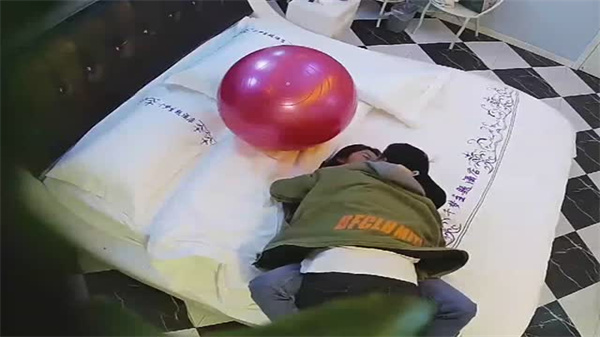 酒店偷拍!清纯校花女友私密沦陷,瑜伽球上被男友狂操内射,浪叫不止!