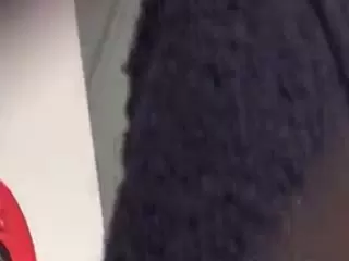 【厕所偷拍】美女小便偷拍，露脸