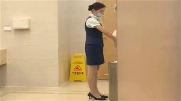 空姐机场厕所偷拍极品制服高跟骚货被扒光狂插