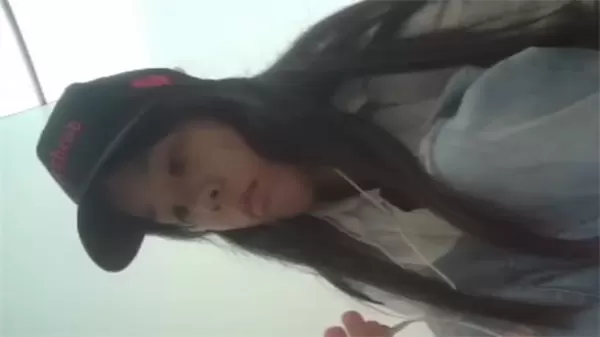 电子厂偷拍流出！正面全景捕捉靓妹穿连体裙的性感诱惑