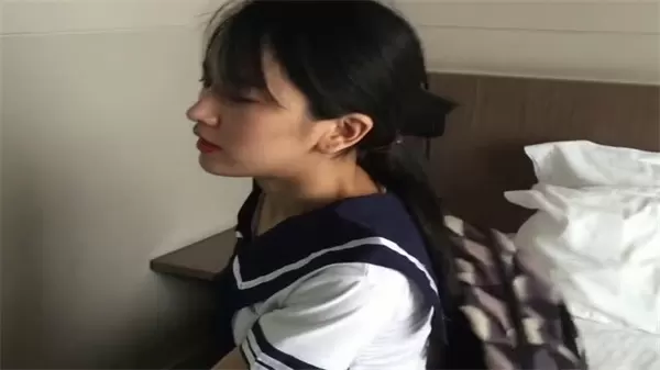 猥琐摄影师下药迷晕美女，疯狂舔弄她鲜嫩多汁的小嫩鲍