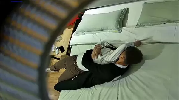 高清偷拍！情趣酒店里巨乳骚货被猛干内射，高潮淫叫不止！