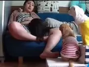 姐妹双飞被两只小狗看看