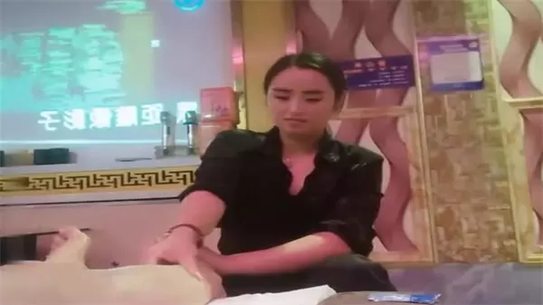 会所极品嫩模选妃，酒店包夜疯狂内射，淫荡肉体被操到高潮！