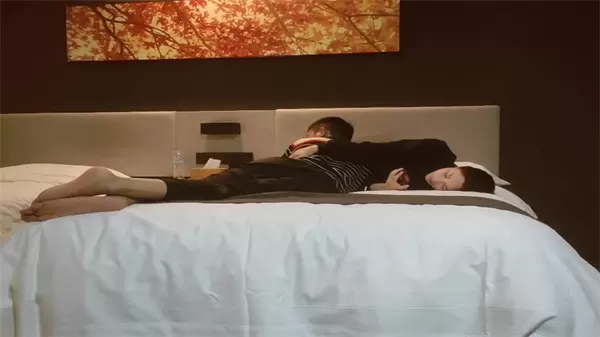 探花嫩肉狂操气质少妇 掀裙吸奶子被内射