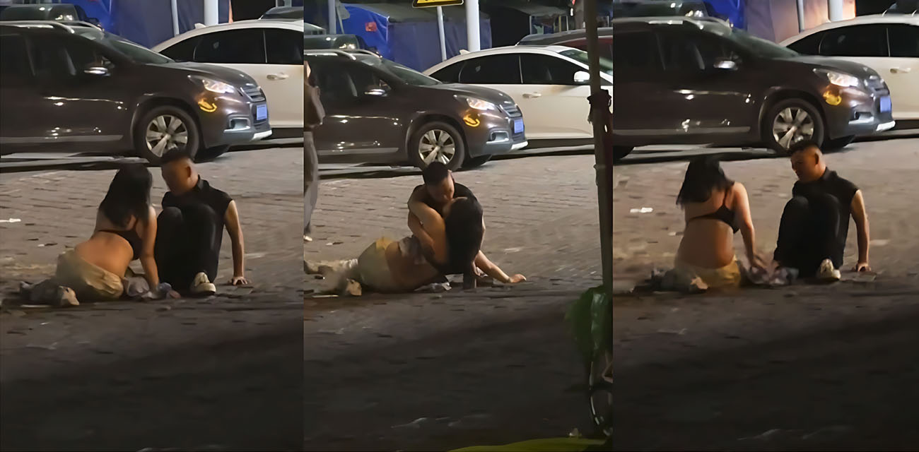 瓜友抓拍醉酒少妇深夜与男子当街拥吻，脱到只剩内裤，露着大奶让人随便摸，没人拦着估计就干上了