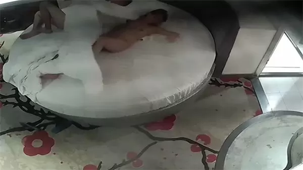 情趣酒店偷拍！白色圆床极品人妻被狂干内射