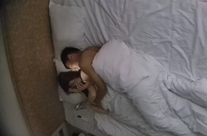 情趣酒店 6-19 凌晨入住的情侣第一炮关灯操 听听声音 早上又没搞 下午逛完回来终于开干 女主很漂亮
